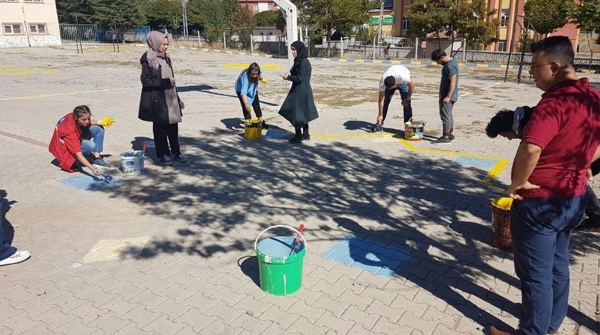 &Uuml;niversiteliler ilkokulda temizlik ve boya yaptı
