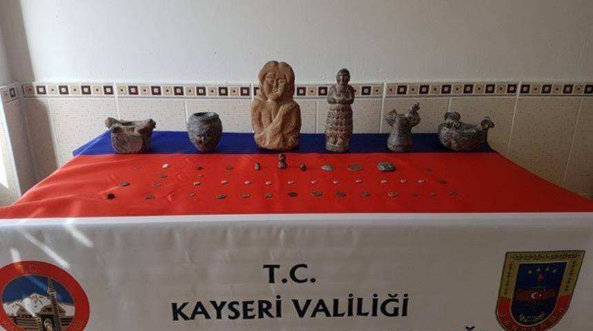 Jandarmadan tarihi eser ve d&uuml;zensiz g&ouml;&ccedil;men operasyonu