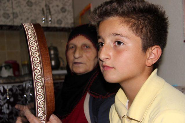Müşkünaz nine, torununa melodika çalmayı öğretiyor 1