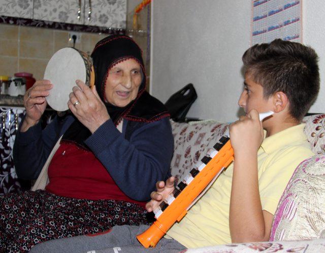 Müşkünaz nine, torununa melodika çalmayı öğretiyor 2