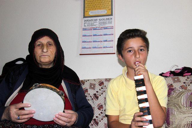 M&uuml;şk&uuml;naz nine, torununa melodika &ccedil;almayı &ouml;ğretiyor 4