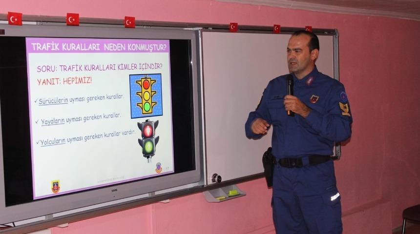&Ccedil;eşme&rsquo;de jandarma trafikten &ouml;ğrencilere ders