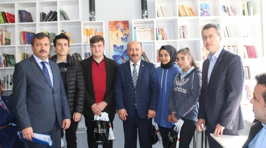 Kitap kurdu &ouml;ğrenciler &ouml;d&uuml;llendirildi