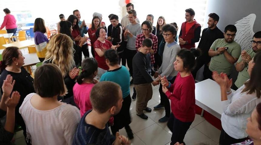 Engelsiz sürpriz doğum günü partisi