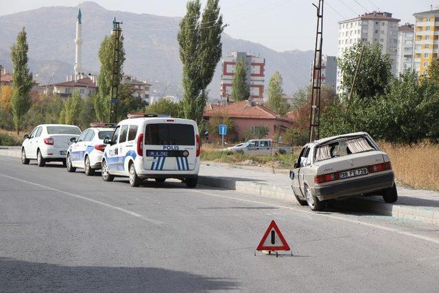 Kaldırıma çarpan otomobil yan yattı: 1 ağır yaralı