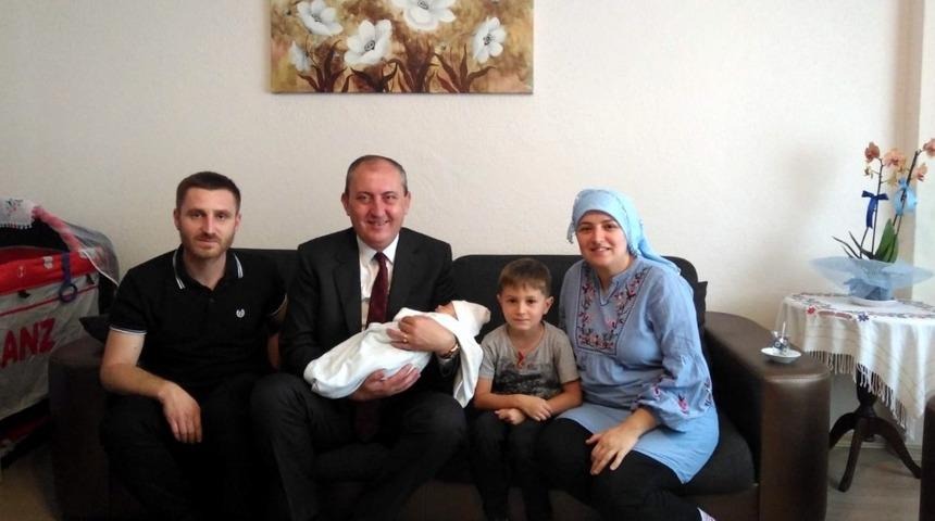 Biga Belediyesinin &rsquo;hoş geldin bebeğim&rsquo; paketleri devam ediyor