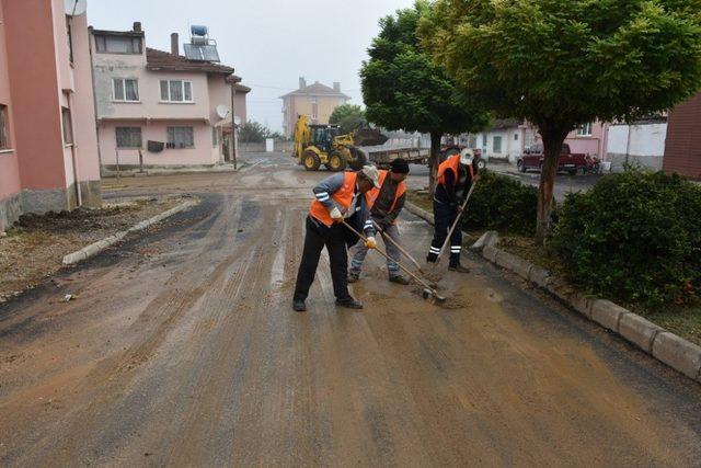 İnönü’de yağış sonrası sokaklarda temizlik çalışması