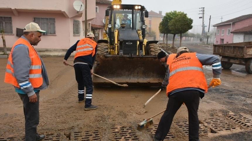 İn&ouml;n&uuml;&rsquo;de yağış sonrası sokaklarda temizlik &ccedil;alışması