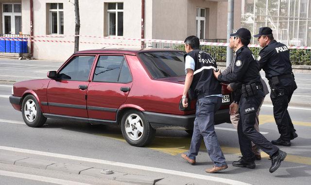 Şüpheli çanta ihbarına giden polisler, arızalanan otomobili itti