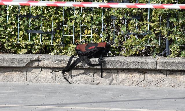 Şüpheli çanta ihbarına giden polisler, arızalanan otomobili itti