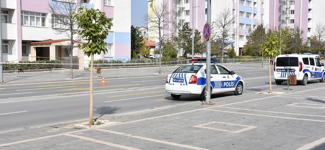 Şüpheli çanta ihbarına giden polisler, arızalanan otomobili itti