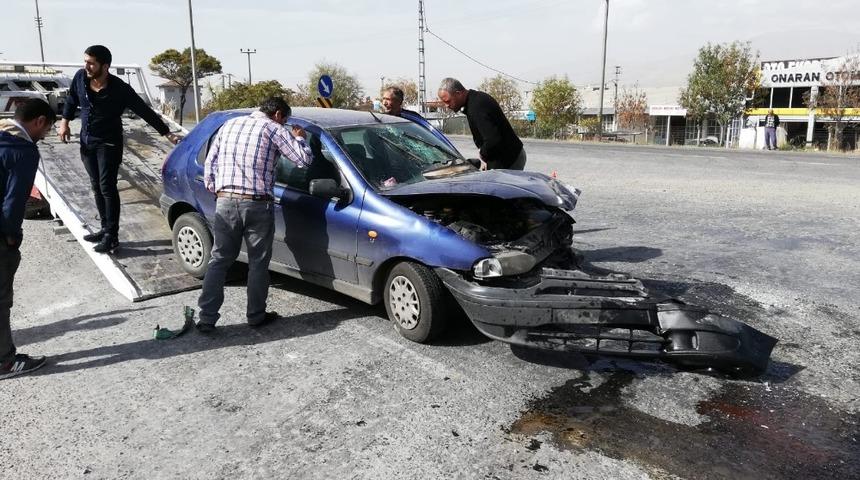 Otomobil ile tır &ccedil;arpıştı:2 Yaralı