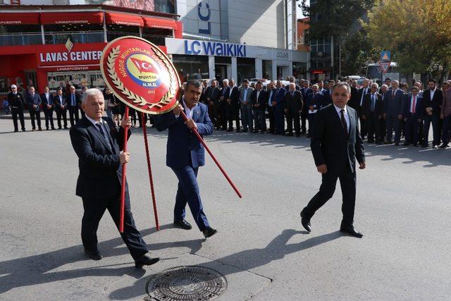 Muhtarlar Atatürk Anıtına çelenk sundu