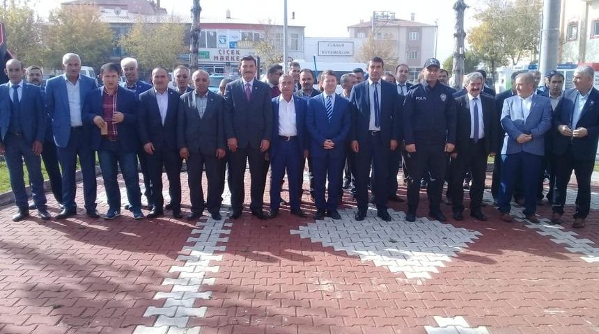 Muhtarlar Atatürk Anıtına çelenk sundu