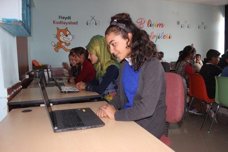 Siverek’te köy okulunda bilişim sınıfı kuruldu G4