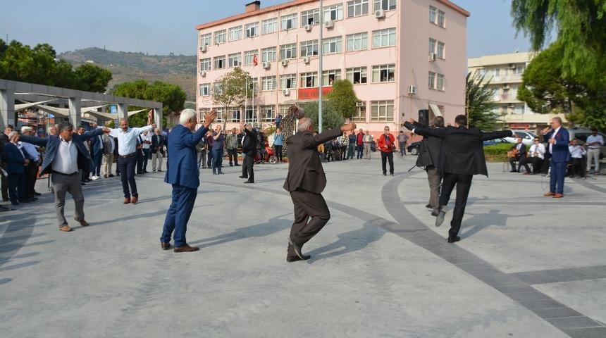 S&ouml;ke&rsquo;de Muhtarlar hem s&ouml;yledi, hem oynadı