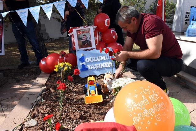 Astsubay baba, şehit oğlu Bedirhan'ın ilk yaş gününü mezarında kutladı