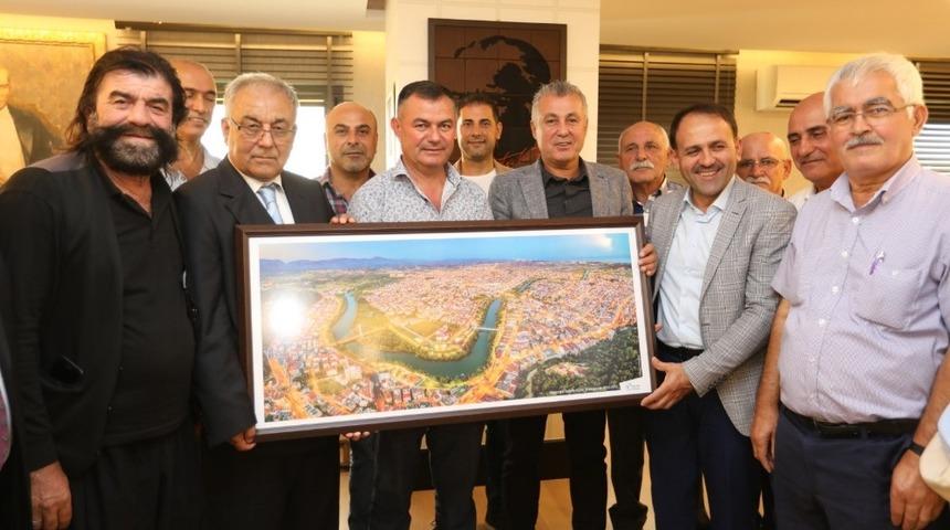 Başkan S&ouml;zen&rsquo;den muhtarlara anlamlı hediye