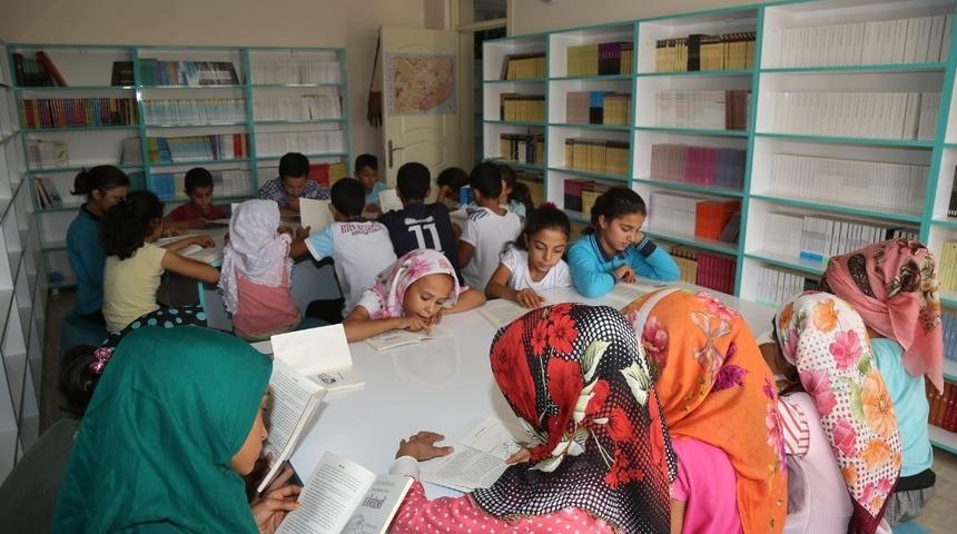 Gen&ccedil;ler kitap otağında kitap okuyor