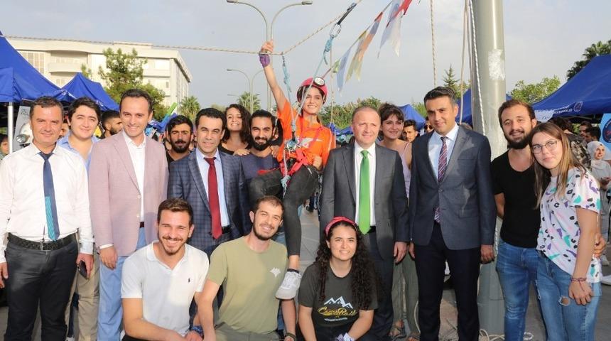 Rekt&ouml;r &Uuml;nal, topluluk tanıtım g&uuml;nlerinde &ouml;ğrencilerle buluştu