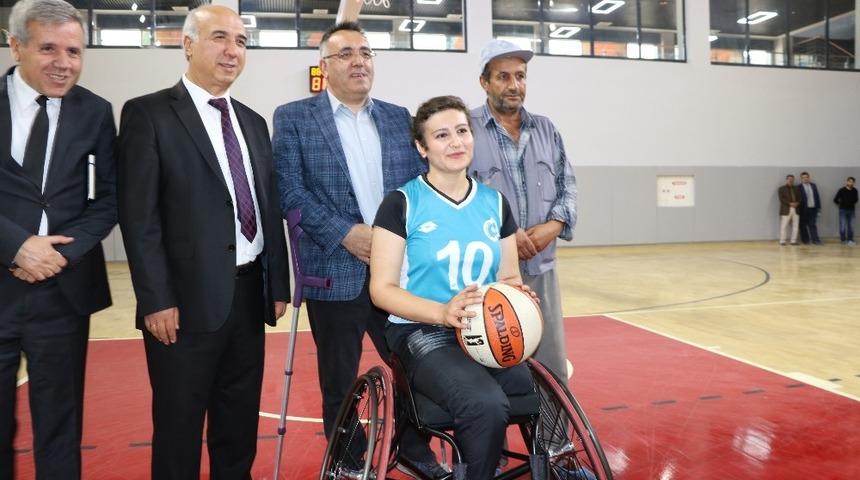 Engelli sporcuya Rekt&ouml;r&rsquo;den tekerlekli sandalye