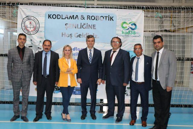 &Ouml;ğrenciler &lsquo;Kodlama ve Robotik&rsquo; Şenliğine yoğun ilgi g&ouml;sterdi 3