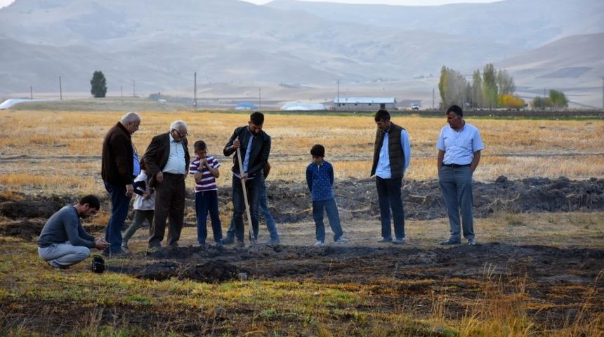 Tarladaki toprak yangını vatandaşı şaşırttı