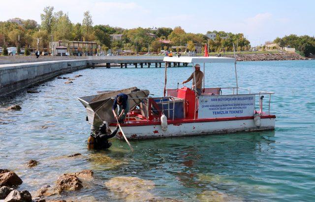 Dalgıçlar, Van Gölü'nde temizlik yaptı