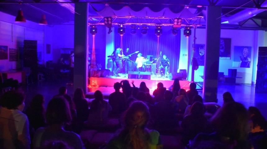 Alternatif Sahne&rsquo;de yeni d&ouml;nem &Ccedil;elik Project konseri ile başladı