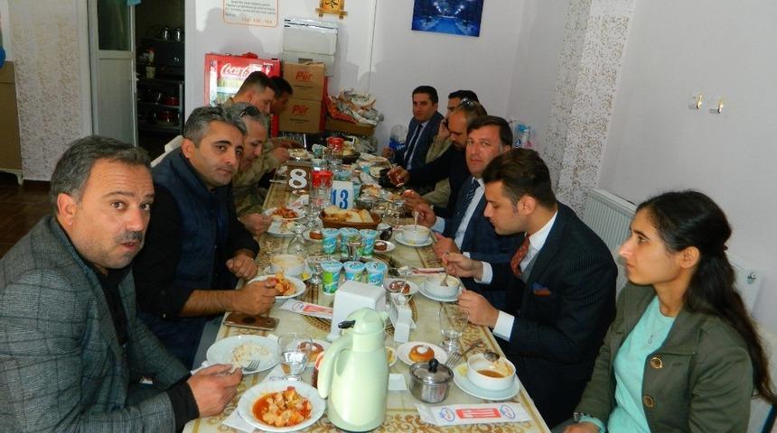 Kaymakam&rsquo;dan muhtarlara yemek