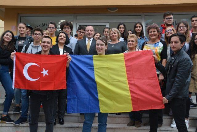 Romanyalı misafirler öğrenciler, Müdür Yıldız’ı ziyaret etti
