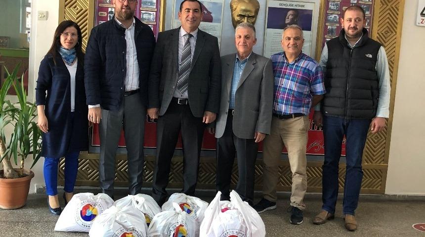 Demirci&rsquo;de ihtiya&ccedil; sahibi 910 &ouml;ğrenciye kışlık mont