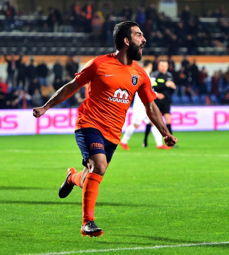 "Sportif performansı iyi olmayan ve geçtiğimiz günlerde bir eğlence mekanında karıştığı olay yüzünden kulübü Başakşehir tarafından cezalandırılan Arda Turan ıslıklandı”. 