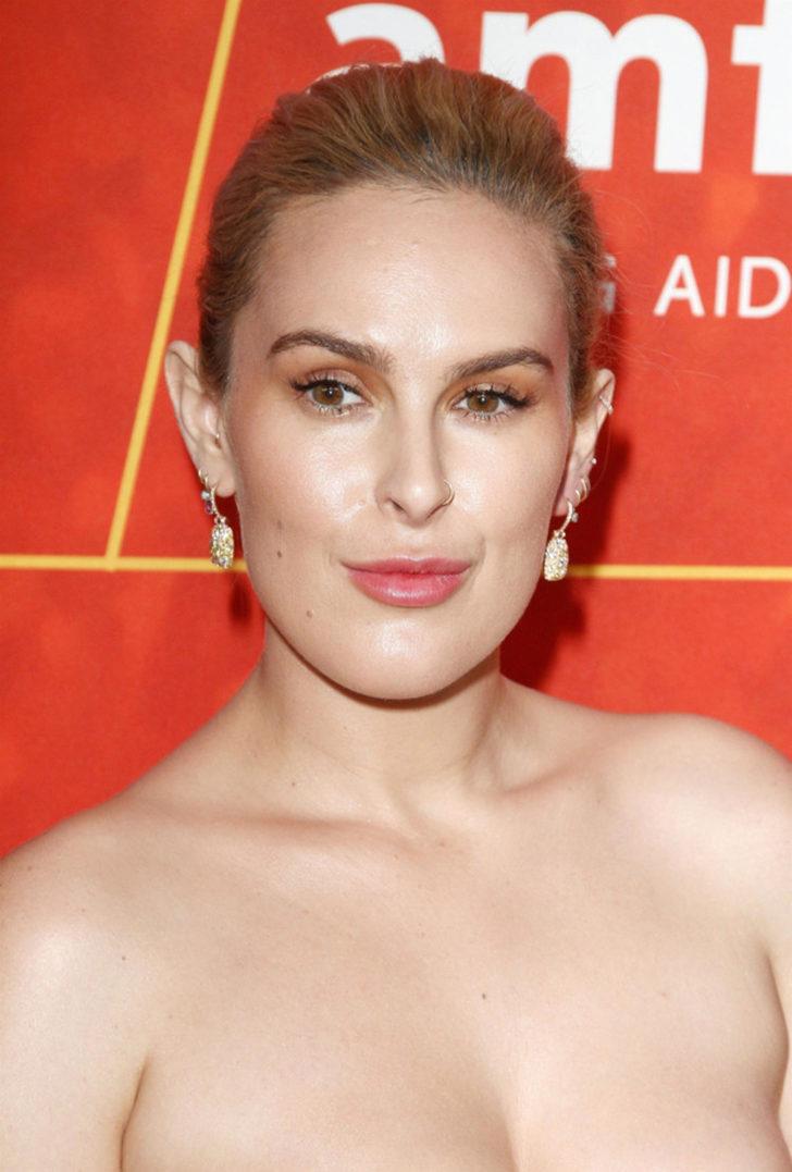 Elbisesiyle riske girdi!  G4