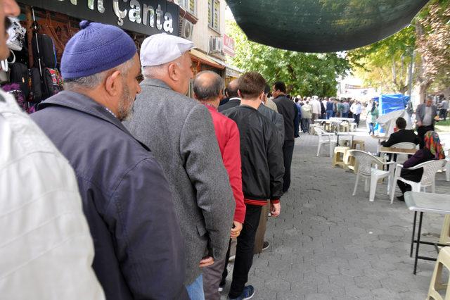 Cumhurbaşkanı için kesilen adaklıkların etini cami çıkışı pilavla dağıttı