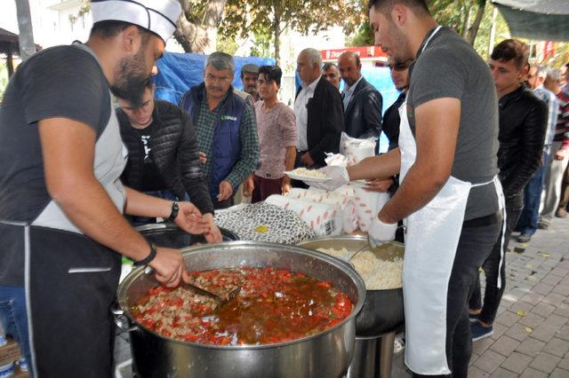 Cumhurbaşkanı için kesilen adaklıkların etini cami çıkışı pilavla dağıttı