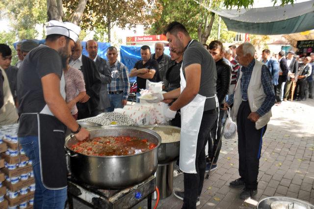 Cumhurbaşkanı için kesilen adaklıkların etini cami çıkışı pilavla dağıttı