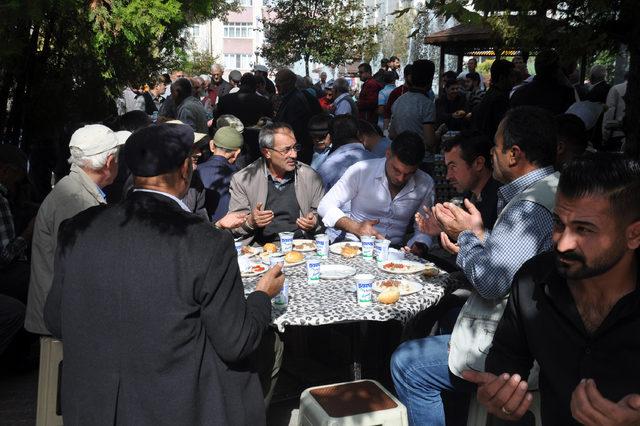 Cumhurbaşkanı için kesilen adaklıkların etini cami çıkışı pilavla dağıttı