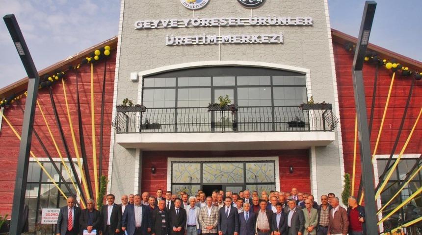 Geyve&rsquo;de muhtarlar g&uuml;n&uuml; y&ouml;resel &uuml;r&uuml;nler merkezinde kutlandı