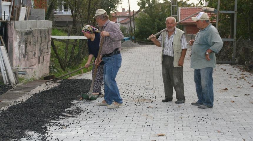 Muhtarlar g&uuml;n&uuml;nde k&ouml;y&uuml;n&uuml;n yol inşaatında &ccedil;alıştı