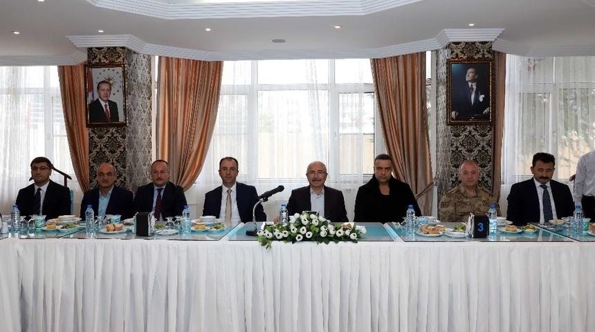Mardin&rsquo;de muhtarlara yemek verildi