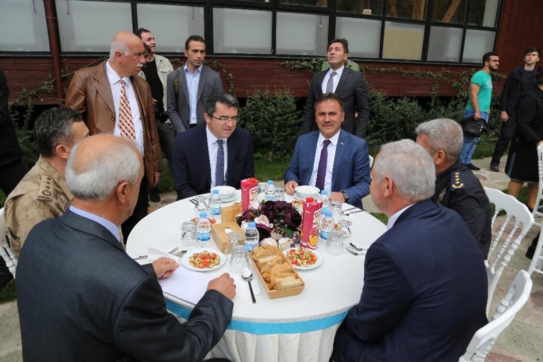 G&uuml;m&uuml;şhane&rsquo;de muhtarlar yemekte buluştu