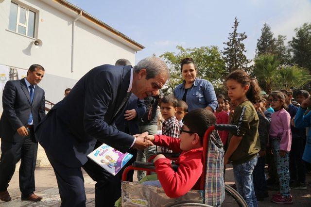 Belediyeden öğrencilere kitap