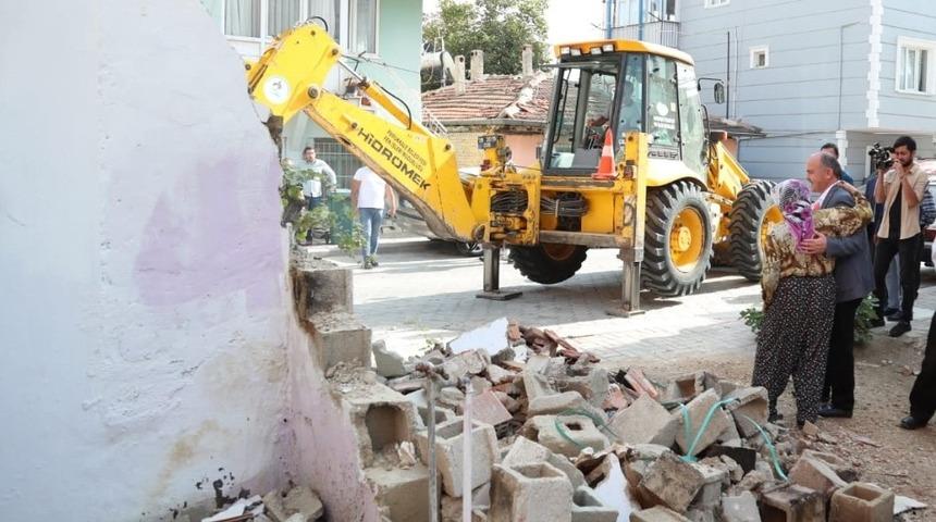 76 yaşındaki kadının yolu işgal eden harabe halindeki evinin yerinde yenisi yapıldı