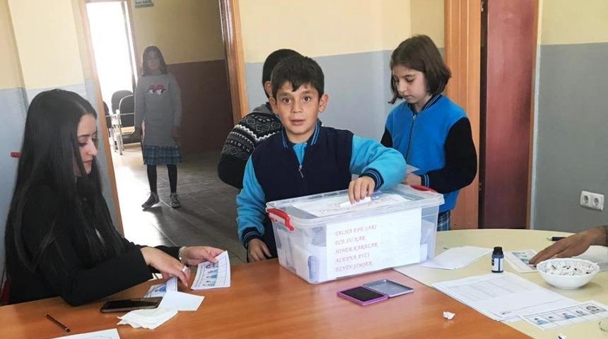 &Ouml;ğrenciler temsilcilerini sandıkta belirlediler