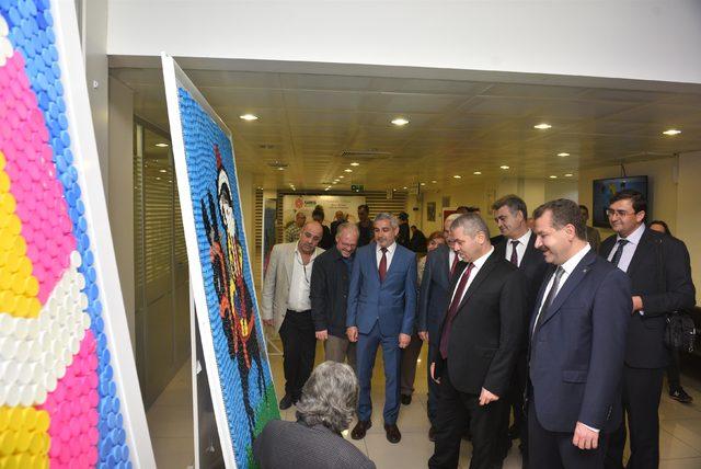 Karesi'de 'Plastik Kapaklardan Mozaik Tablolara' sergisi açıldı