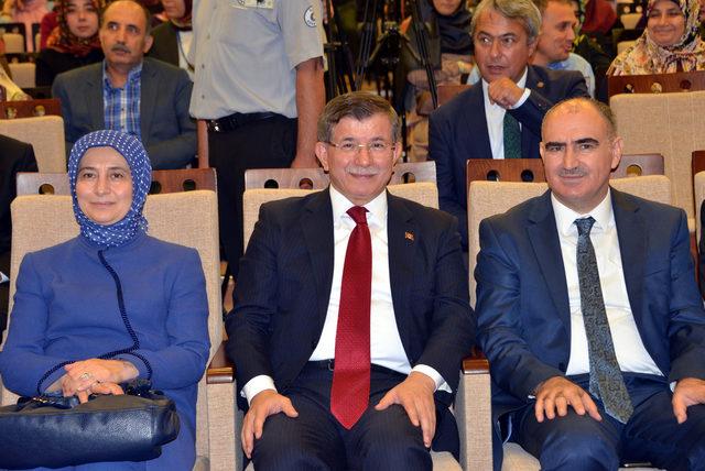 Eski Başbakan Davutoğlu, öğrencilerle buluştu