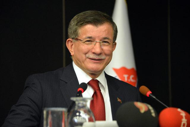 Eski Başbakan Davutoğlu, öğrencilerle buluştu