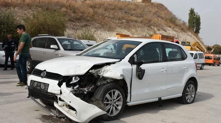 Park halinde olan polis aracına çarptı