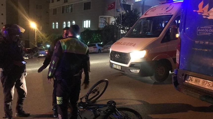 Otomobilin &ccedil;arptığı bisikletli adam yaralandı